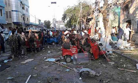 Más de 14 muertos por una explosión junto a un hotel de Mogadiscio